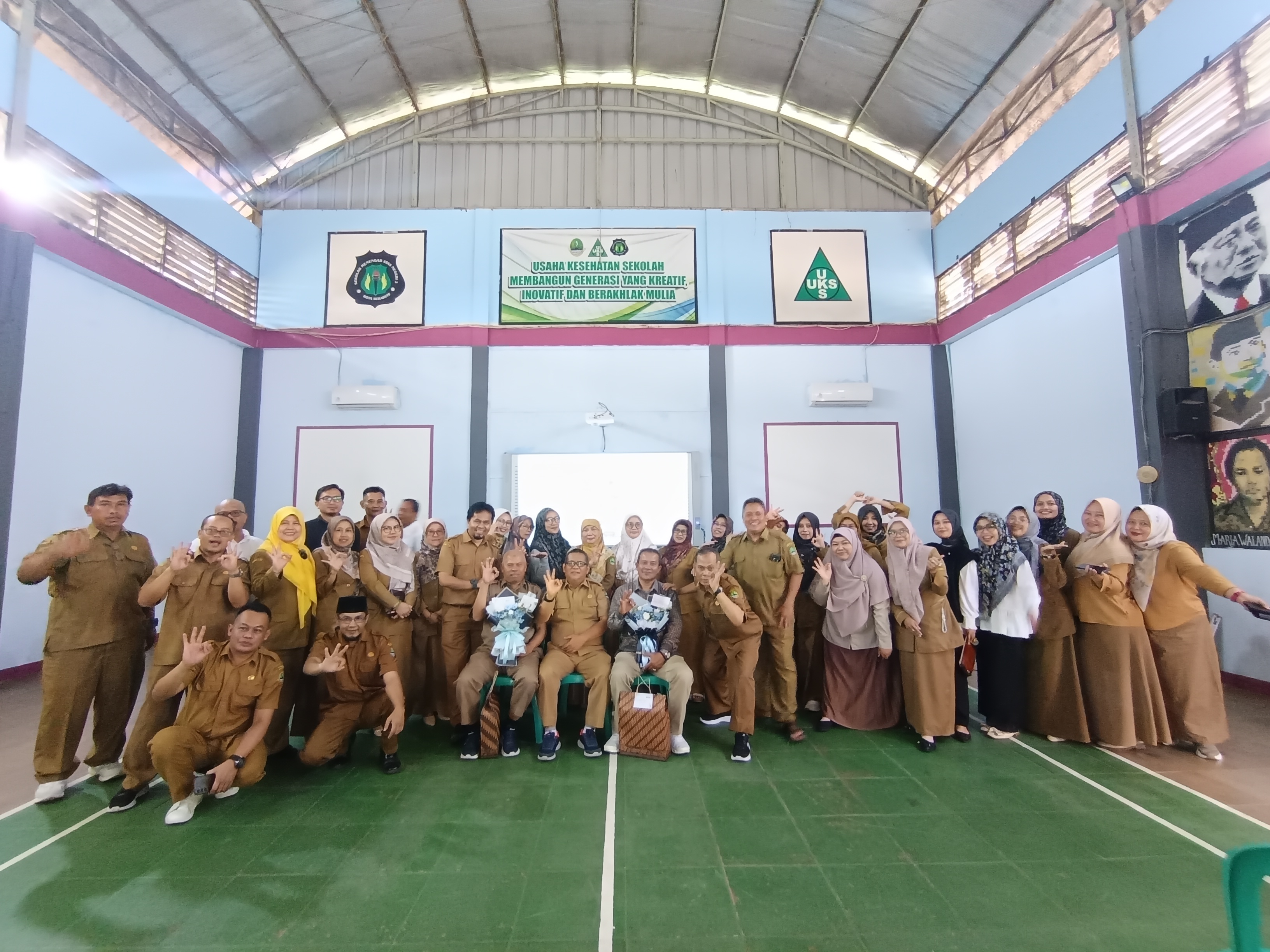 SMA Negeri 3 Sukabumi Lepas Dua Guru Teladan Memasuki Purna Bhakti Penuh Haru